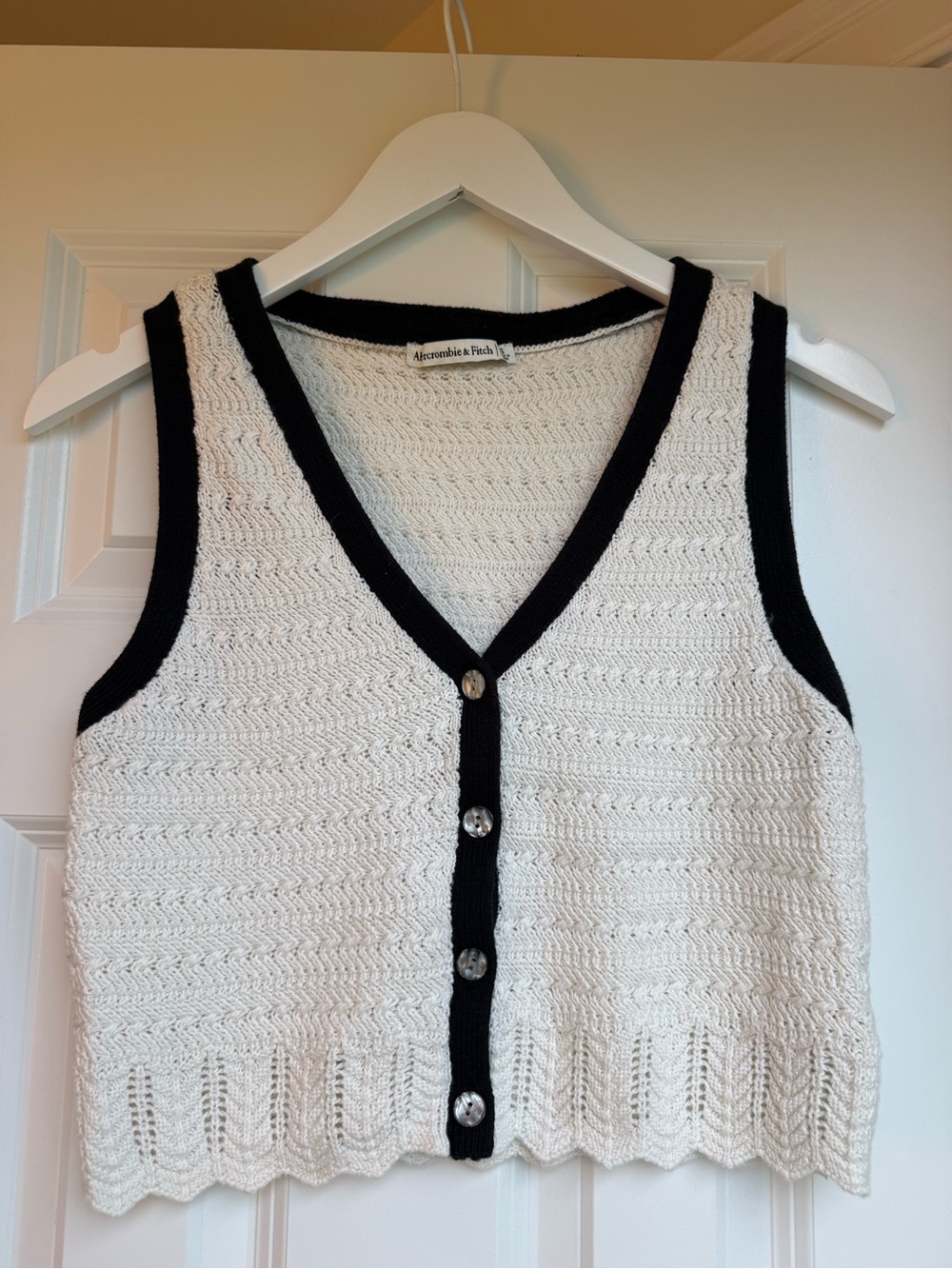 NWOT Abercrombie & Fitch Women's Cream Knit Button-Front Sweater Vest